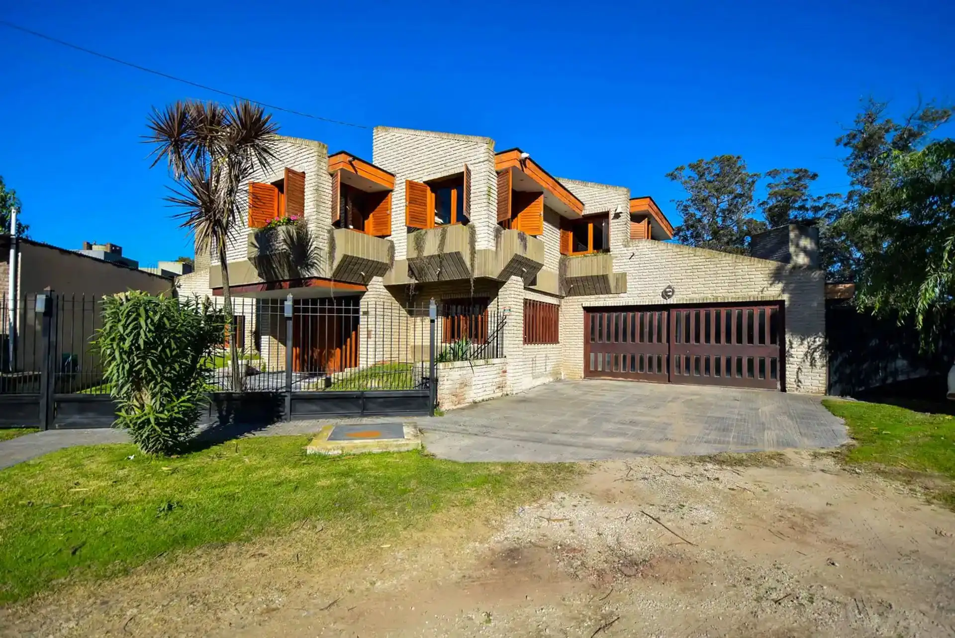 VENTA DE CASA 4 AMB DOBLE COCHERA,PARQUE Y PILETA
