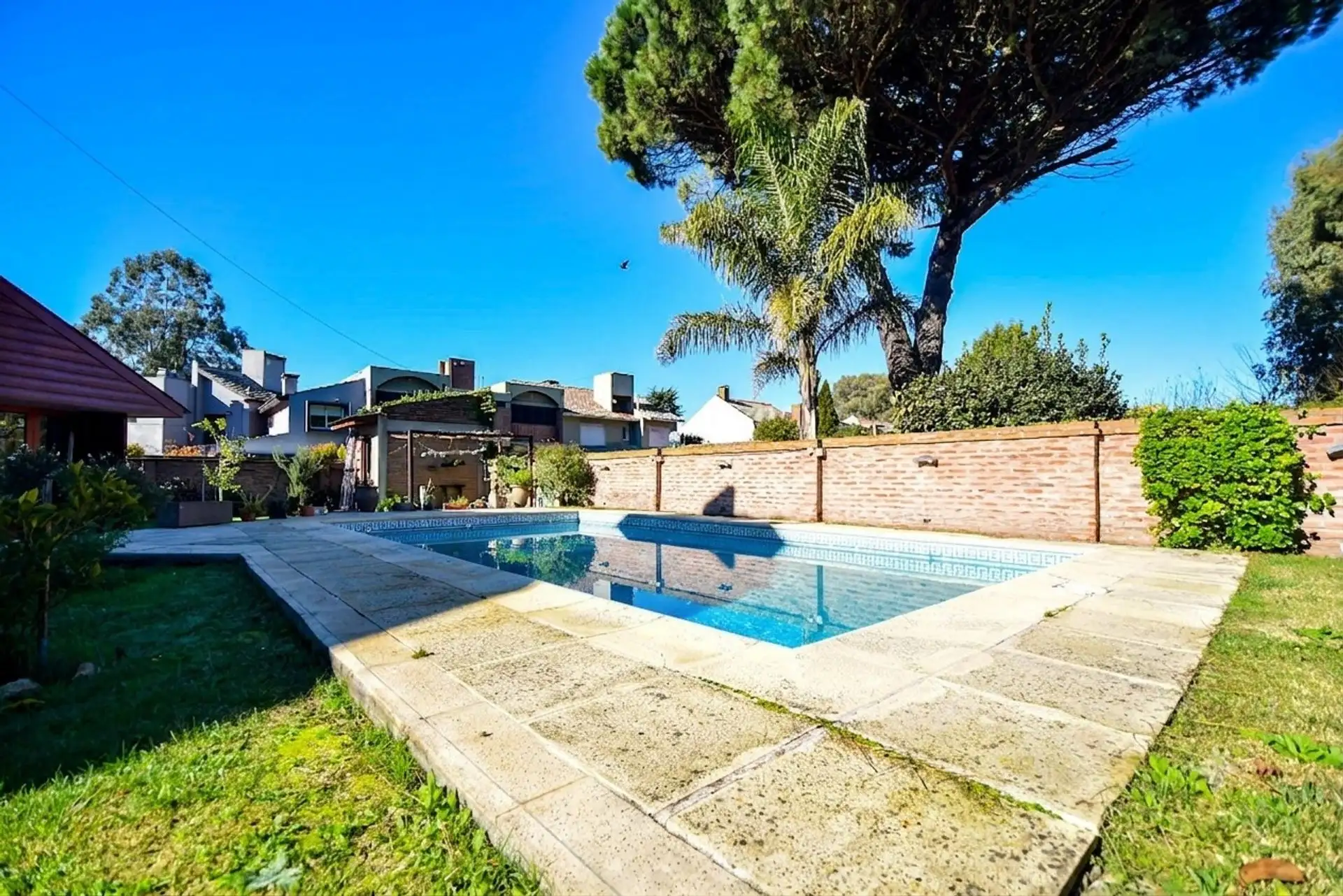 VENTA DE CASA 4 AMB DOBLE COCHERA,PARQUE Y PILETA