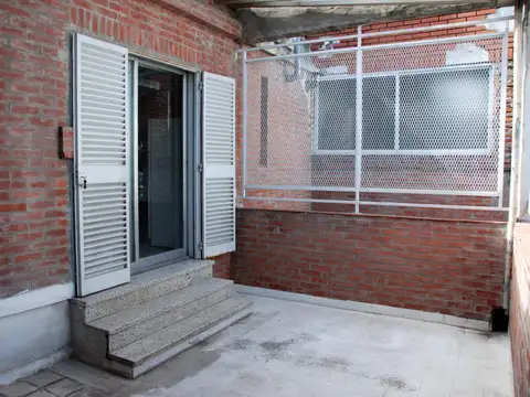 Departamento de 2 dormitorios con patio en pichincha 100 m2 totales