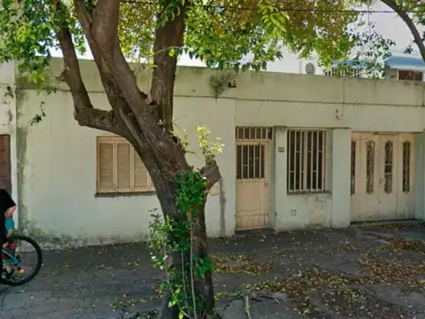 CASA 2 DORMITORIOS CON AMPLIO PATIO ALVEAR Y CDRO. RIVADAVIA