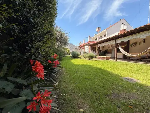 Chalet de 4 amb c/ amplio jardin y piscina! Barrio Güemes!