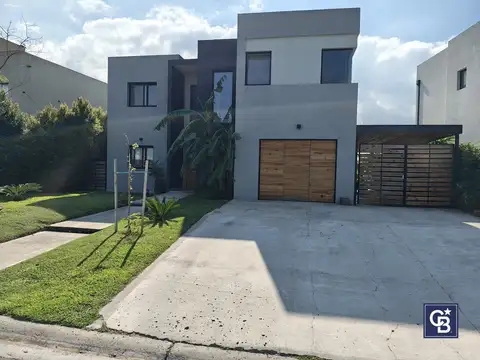 Casa en Venta con 4 cocheras