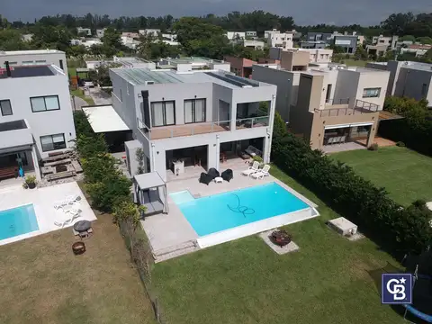 Casa 6 ambientes con 4 baños