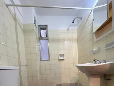 ALQUILER – DEPARTAMENTO PLANTA BAJA CON PATIO EN EL CENTRO