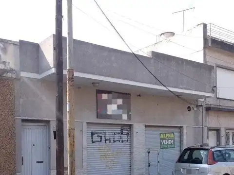 Casa de 3 amb. con local de 7 x 4 mts.  en venta