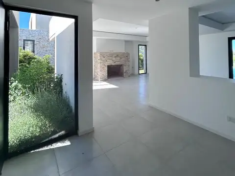 Casa 5 ambientes con 5 baños