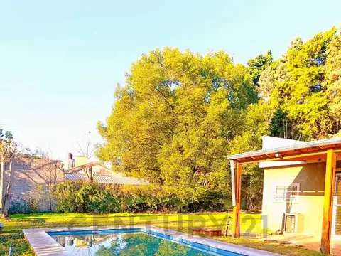 VENTA CASA MODERNA EN PQUE SAKURA (SIN EXPENSAS) GRAN LOTE Y PILETA