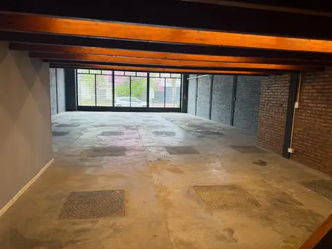 Local comercial 270 m², depósito, entrepiso. Funes