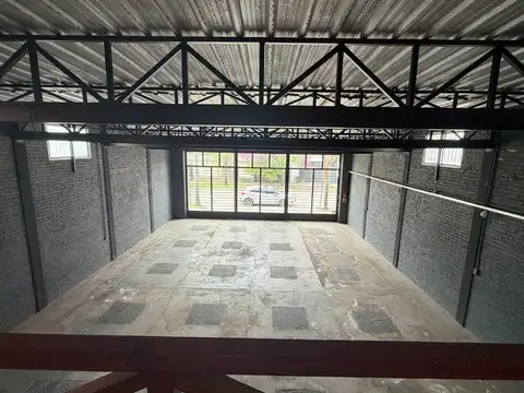 Local comercial 270 m², depósito, entrepiso. Funes