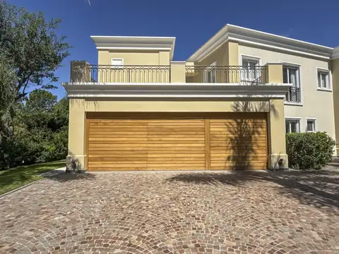 Casa en Venta con 4 cocheras