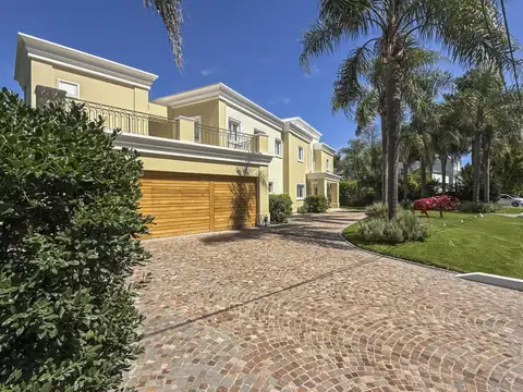 Casa 8 ambientes con 8 baños