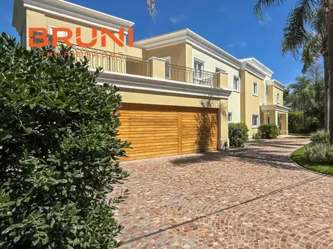 Casa 8 ambientes con 8 baños