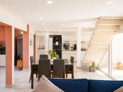 Casa en Venta con 3 cocheras