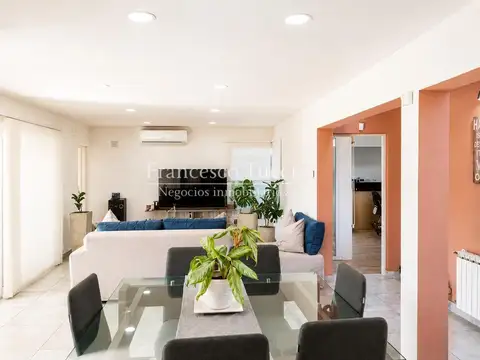 Casa en Venta con 3 cocheras