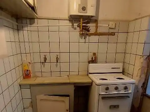 VENTA 2 AMBIENTES PLANTA BAJA CON PATIO. PARA RECICLAR - PROX  Subte C/E - UADE - Independencia al 900