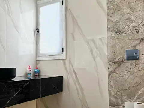 Casa 6 ambientes con 4 baños