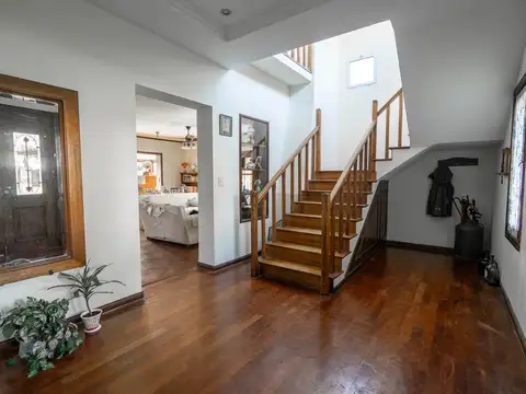 VENTA - CASA 6 DORMITORIOS - Bella Vista