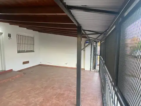 ALQUILER CASA TIPO DUPLEX CON COCHERA SEMIAMUEBLADA 