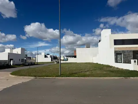 LOTE ESQ. TERRAZAS MANANTIALES 457M² APTO DUPLEX