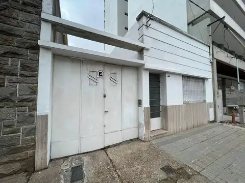 Casa en venta - 2 Dormitorios 1 Baño - Cocheras - 300mts2  - La Plata