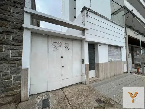 Casa en venta - 2 Dormitorios 1 Baño - Cocheras - 300mts2  - La Plata