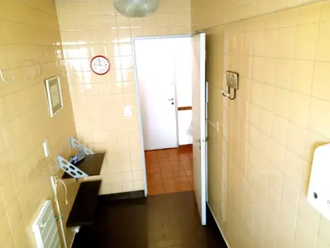 DEPARTAMENTO DE 2 AMBIENTES EN PLANTA BAJA CON VISTA AL EXTERIOR. AV. BELGRANO 370 AVELLANEDA.