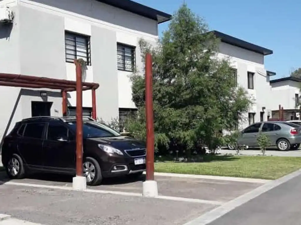 Casa en Alquiler con cochera