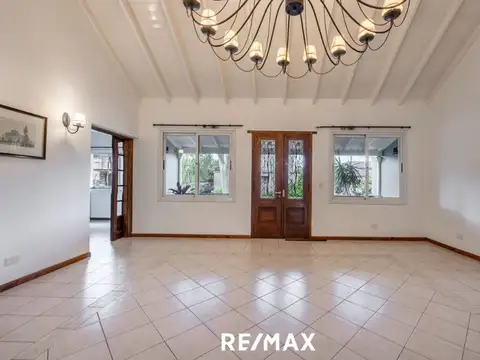 Casa 4 ambientes con 2 baños