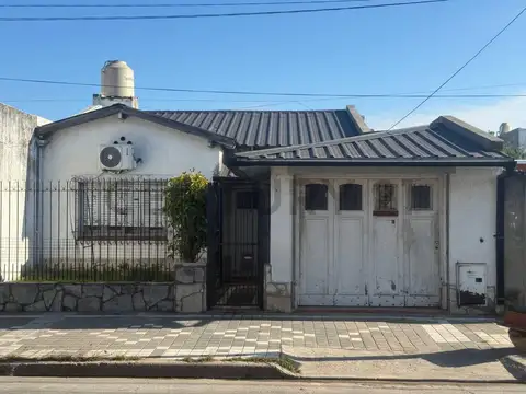 CASA EN VENTA 5 AMBIENTES CON PATIO Y GARAJE EN REMEDIOS DE ESCALADA