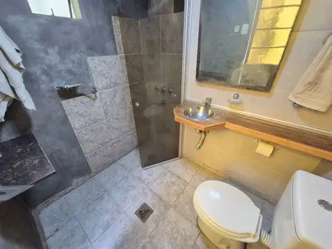 Lote de 10 x 40 con 3 viviendas, pileta y quincho