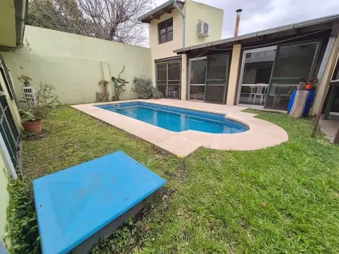 Lote de 10 x 40 con 3 viviendas, pileta y quincho