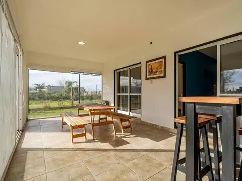 VENTA  Casa 2 dormitorios Pileta - Roldan