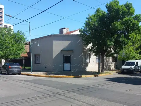 Casa 4 ambientes, patio, terraza. Exc. ubicación. Martínez.
