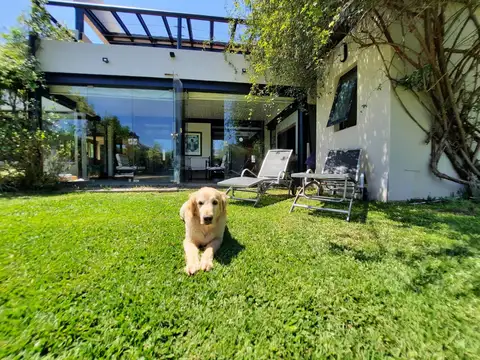 Casa en Venta de 4 Dormitorios con Pileta en La Lomada