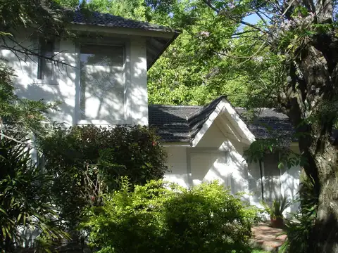 Excelente casa con amplio parque arbolado para ene y feb