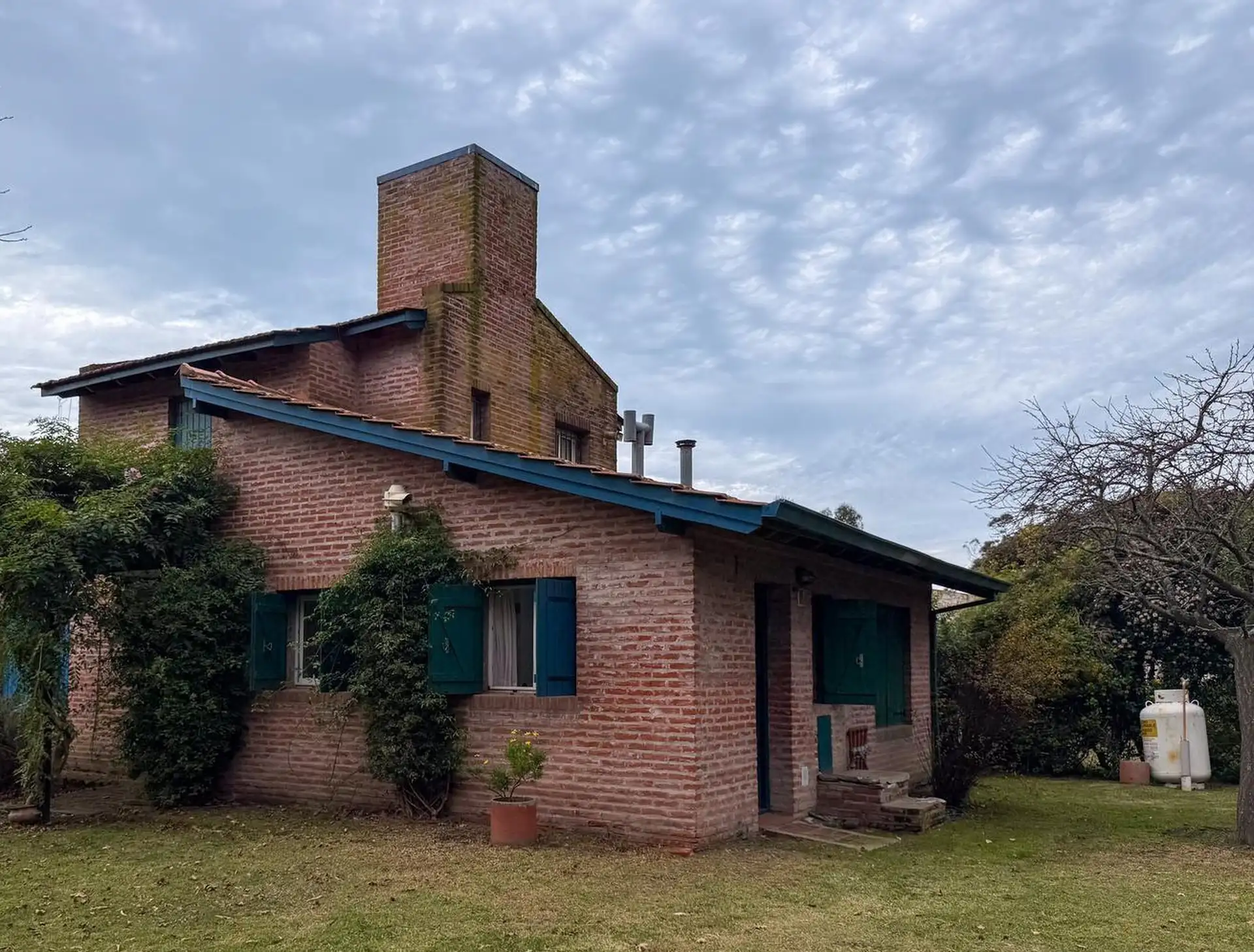 Espectacular Chalet de 4 Ambientes en Los Acantilados | Enorme Lote de 1.012 m² y Entorno Natural