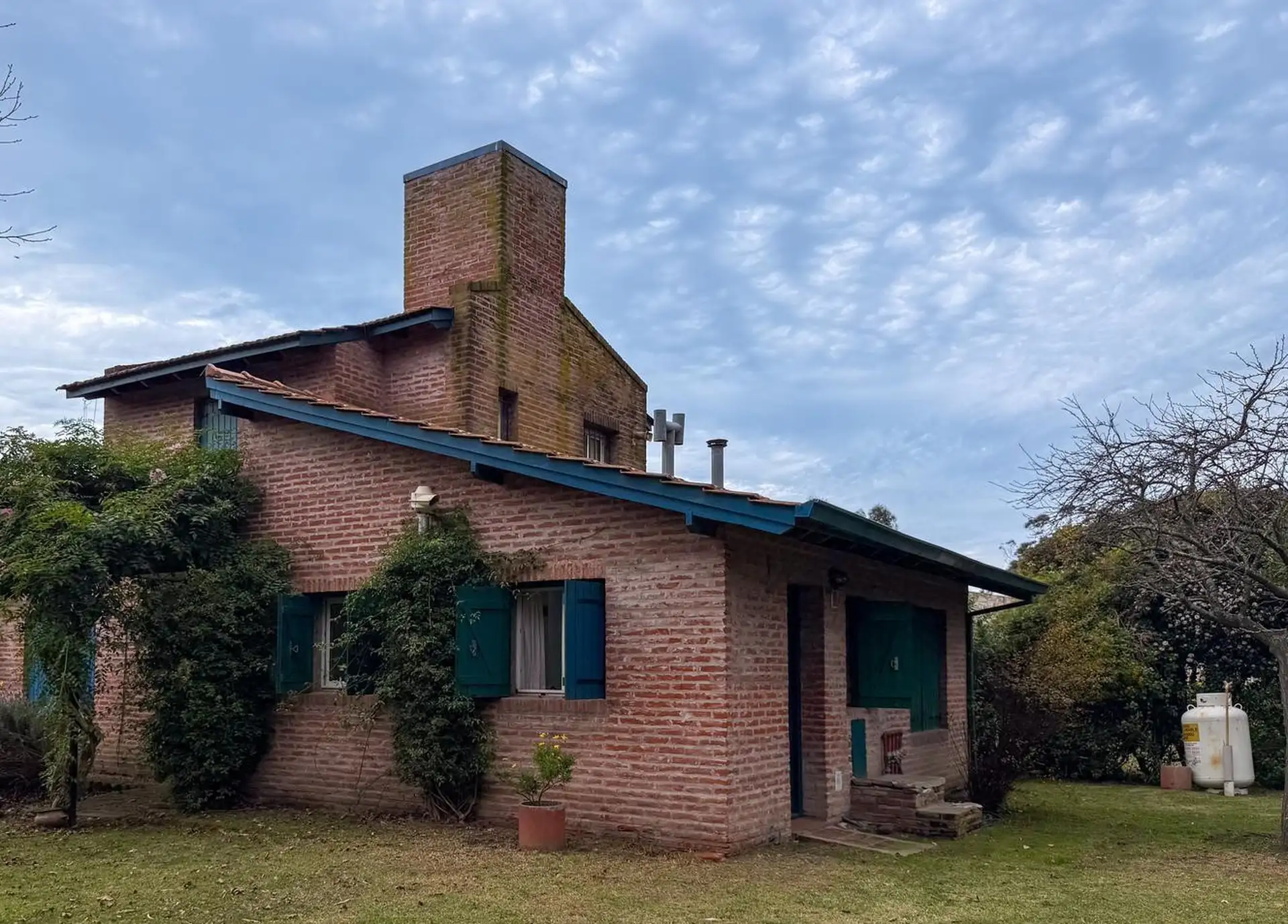 Espectacular Chalet de 4 Ambientes en Los Acantilados | Enorme Lote de 1.012 m² y Entorno Natural