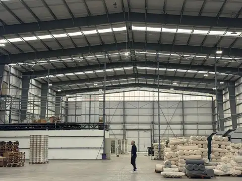 ALQUILER Excelente Nave Industrial 2000 mts cub Polo Industrial Spegazzini