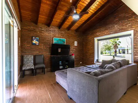 Casa 4 ambientes con 2 baños
