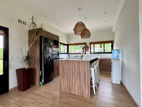 Casa en Venta con 4 cocheras