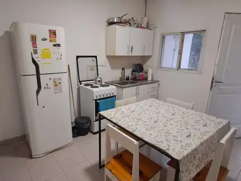 INMUEBLE SOBRE LOTE (8,66X53,69): LOCAL CON TERRAZA + 3 VIVIENDAS 3 AMB C/ PATIO