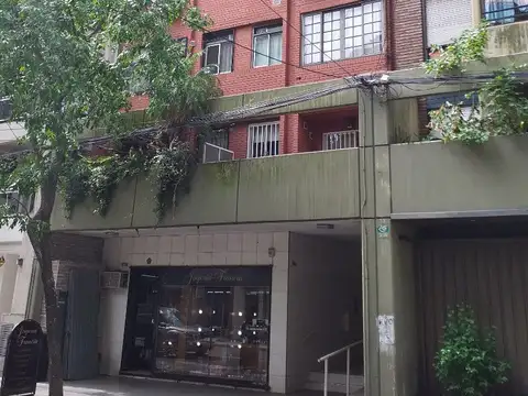 Depto centrico de dos dormitorios, cocina separada, balcon al frente. Scola Inmobiliaria - .