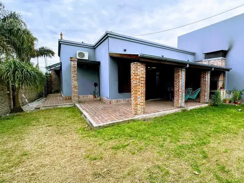 Muy linda casa de 4 ambientes estilo colonial con ladrillos vista desarrollada toda en planta baja