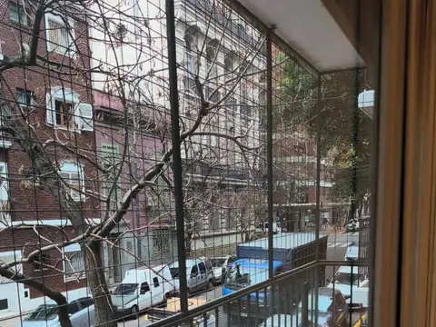 ALQ. 3 AMB. AL FRENTE CON BALCÓN
