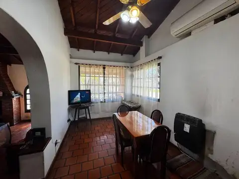 Casa 4 ambientes con 2 baños