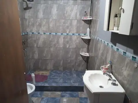 Casa 7 ambientes con 2 baños