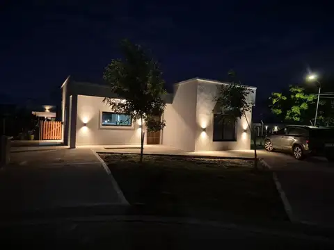 Casa en Alquiler con 5 cocheras