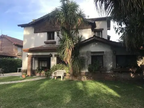 Casa 6 ambientes con piscina y doble lote en Ciudad Jardin