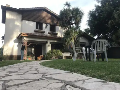 Casa en Venta con 2 cocheras