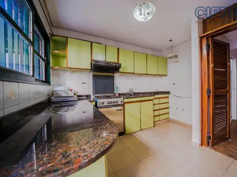 Triplex de 4 ambientes, escritorio, patio, terraza y cochera en Villa Pueyrredón